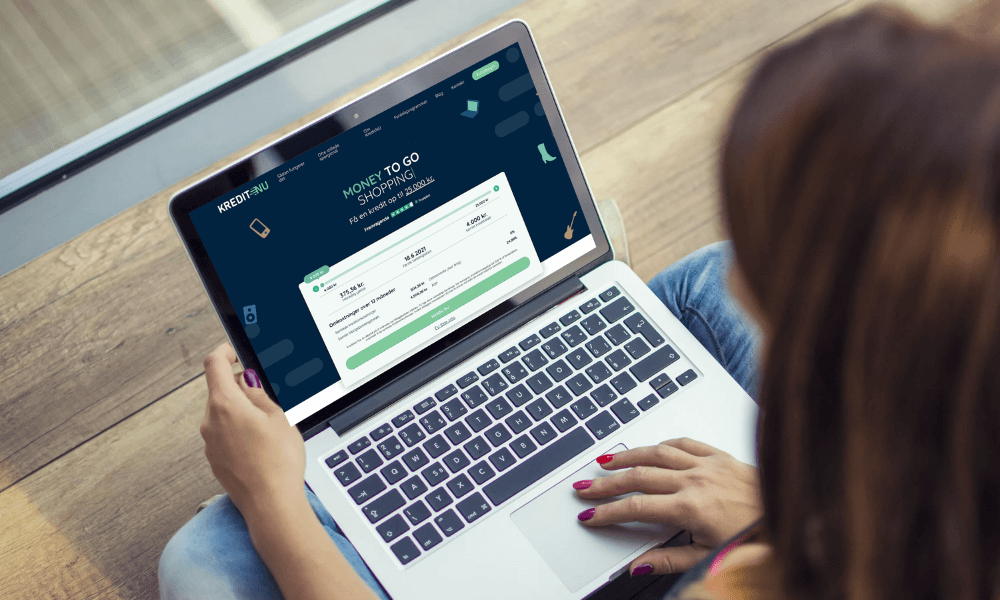 Lån - kvinde sidder på KreidtNU ved computer