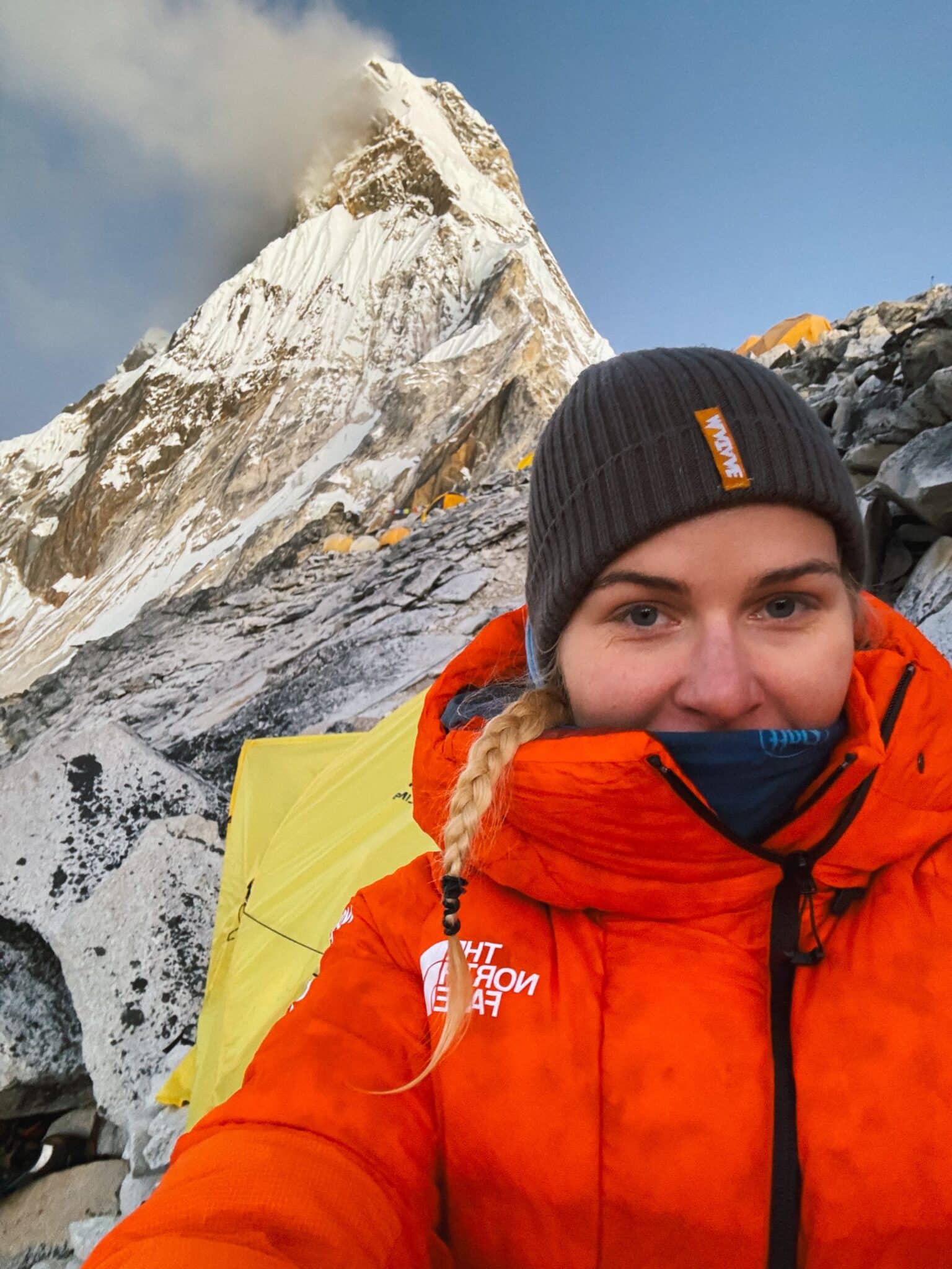Emma Østergaard foran K2-bjerget