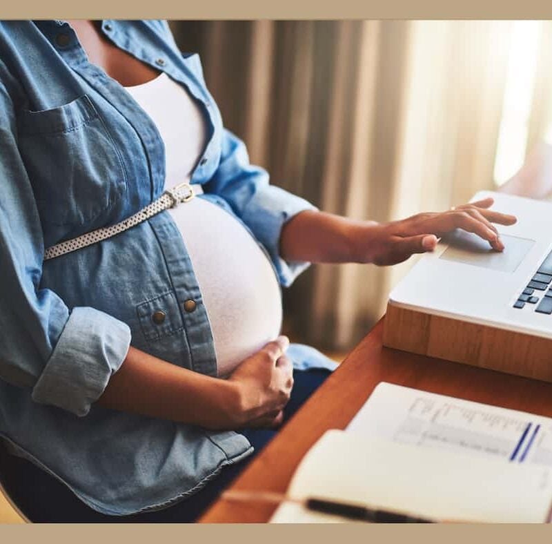 Barselsdagpenge gravid ved skrivebord med kant