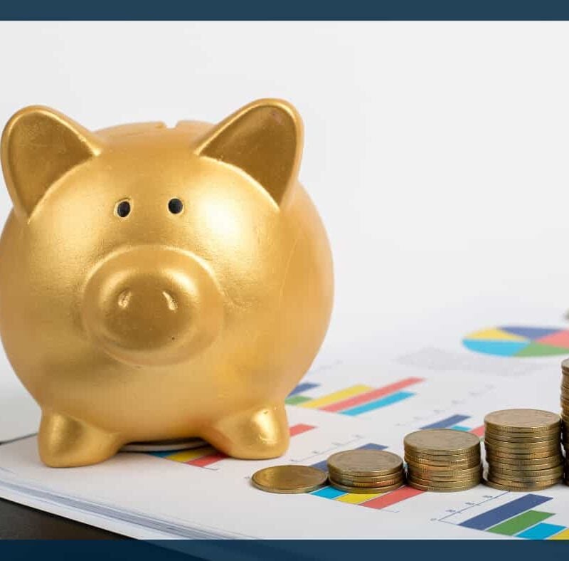 Tips til en bedre økonomi sparegris penge skrivebord med ramme